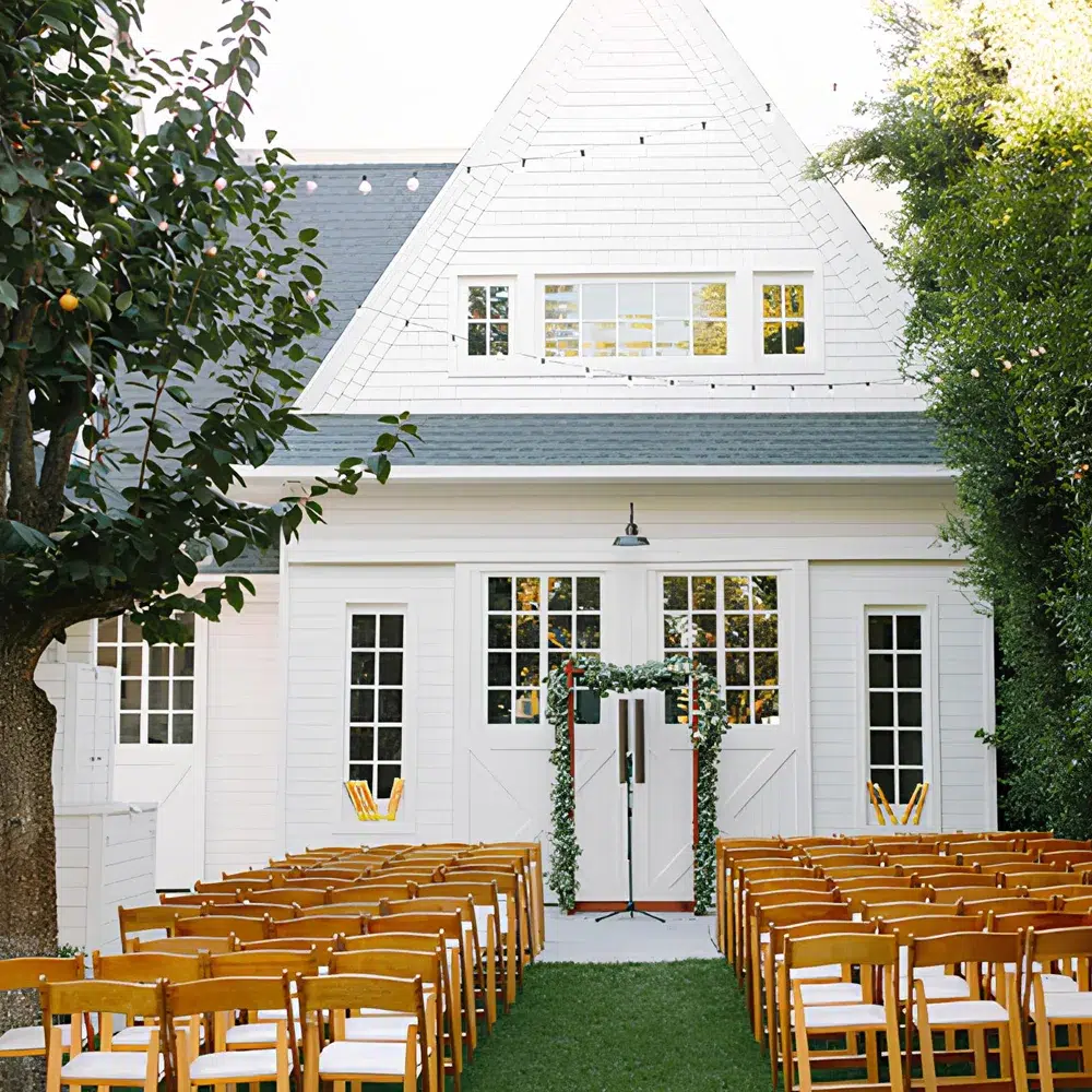 Lombardi House - Outdoor wedding lawn